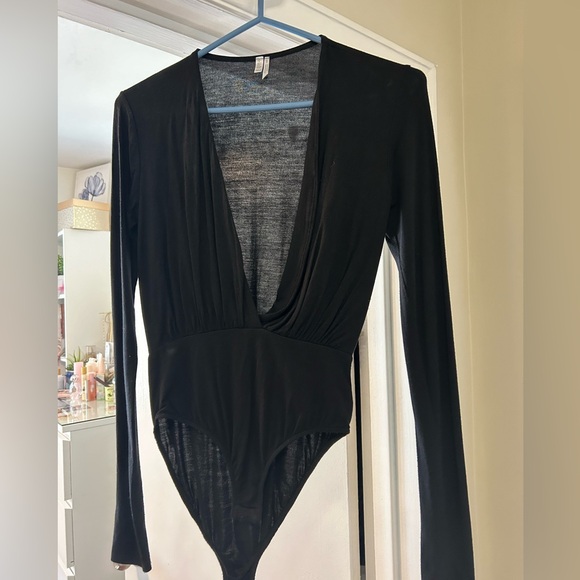 Deep V neck bodysuit - Picture 2 of 3